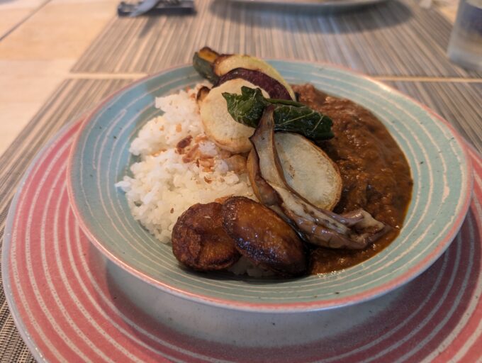 ブラックアンガス牛のカレー，野菜グリルトッピング