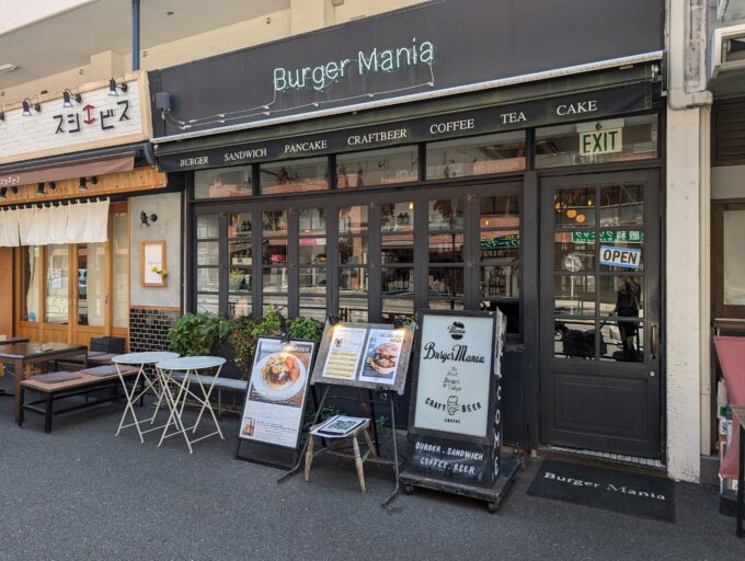 お店の入口　飲食店が並んでいる一角にあります