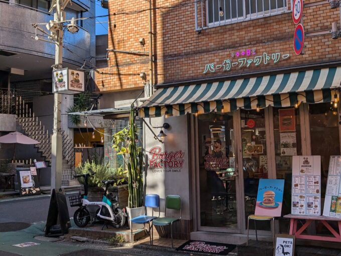 お店の入口　角にあります